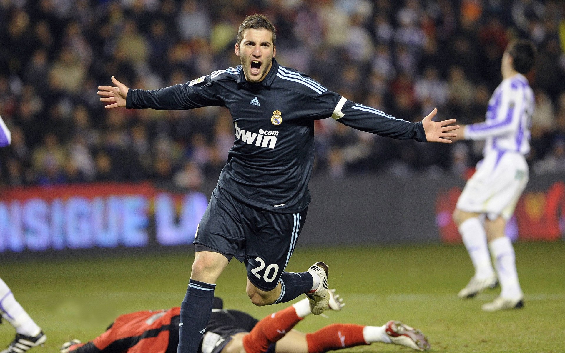 九游体育娱乐-谈判开启！新月正式报价努涅斯，新月委身努达海